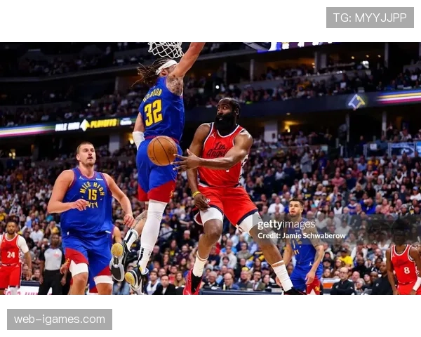 马刺完成15分逆转豪取10连胜,稳居西部第二紧追雷霆 马刺完成15分逆转豪取10连胜,稳居西部第二紧追雷霆